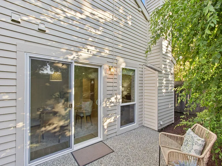 325 E 8th St #5 — Photo 38