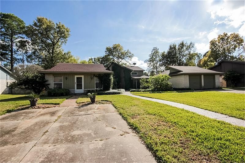  Large Front Yard.