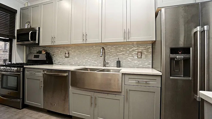 Sold by Bizzarro Agency | media 2