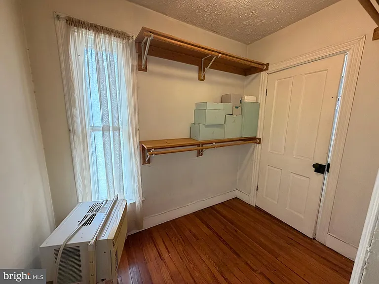 508 W Burke St — Photo 27