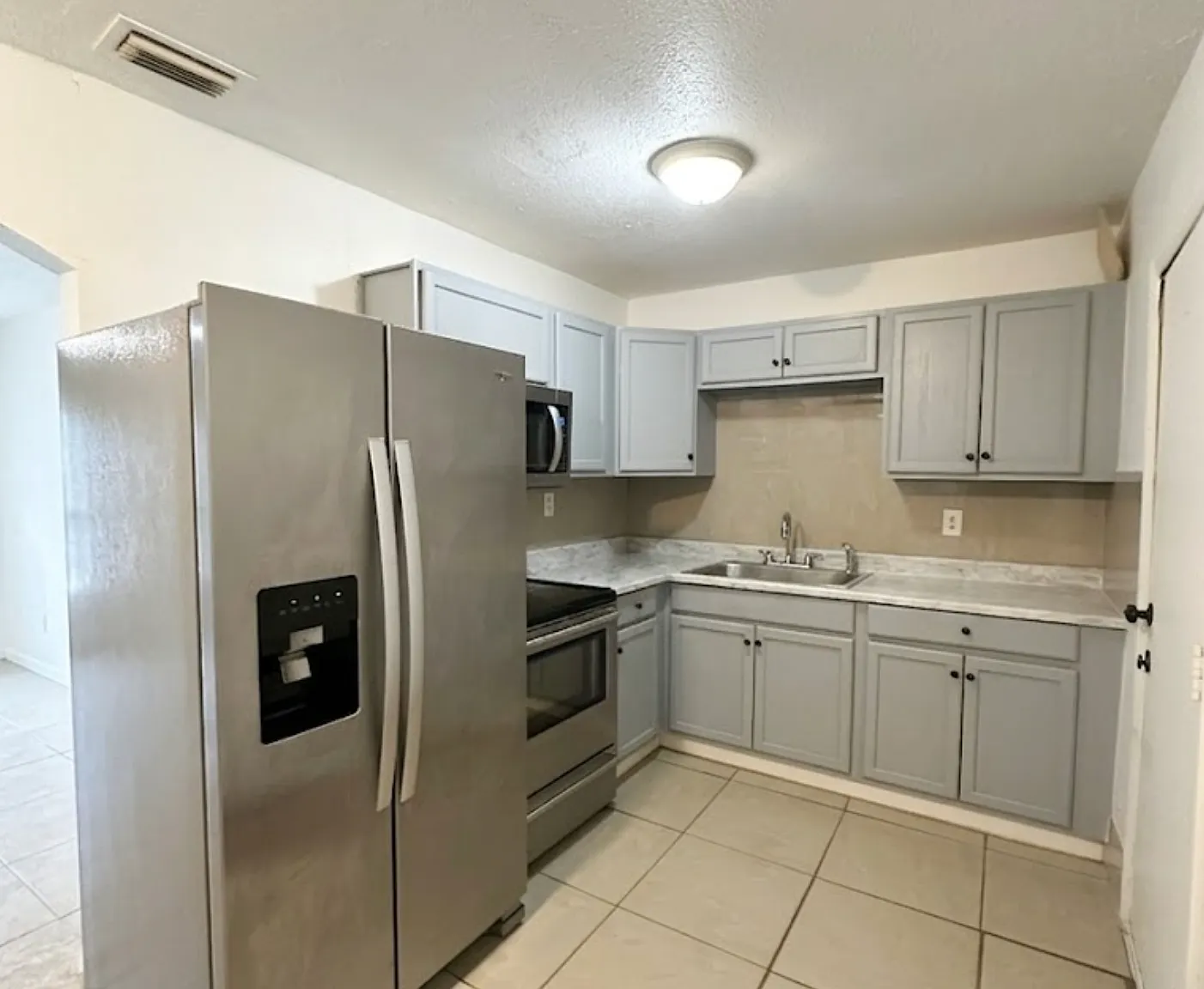 3 bed, 1010 sqft, $1,550 — Photo 2