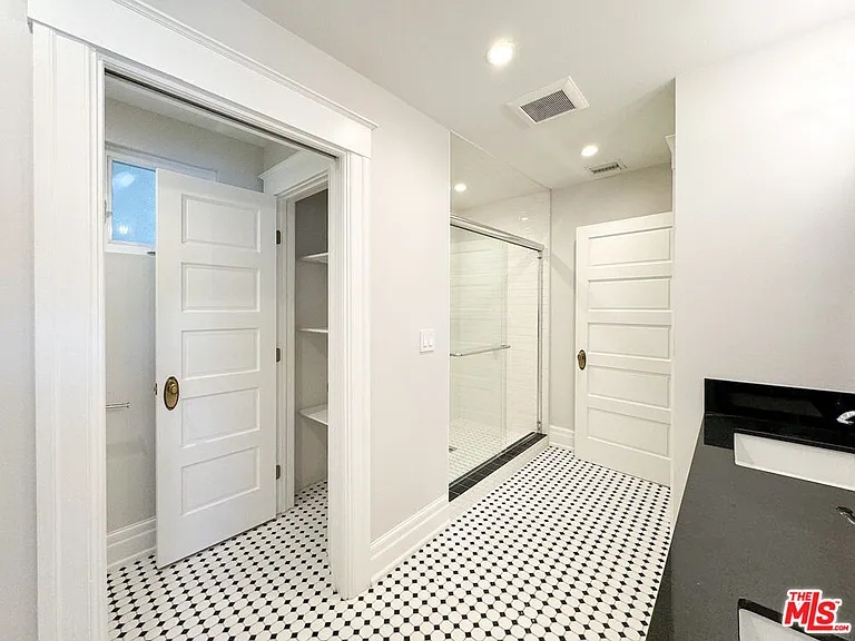 922 W Kensington Rd — Photo 29