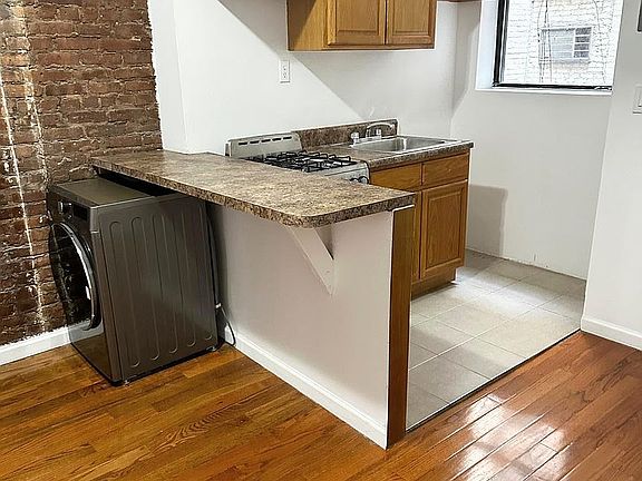 2nd image of 1727 2nd Ave APT 3RN