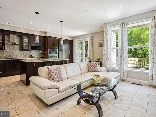 20634 Muddy Harbour Sq, Sterling, VA 20165