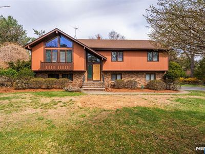 6 W Hill Rd, Woodcliff Lake, NJ, 07677