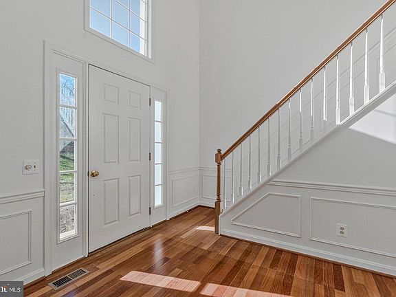 3rd image of 714 Clairmont Ct NE