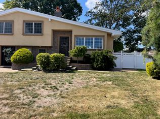 260 W 20th St, Deer Park, NY