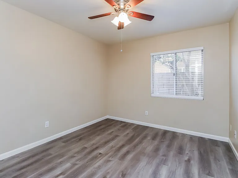 1130 N Meadows Dr — Photo 9