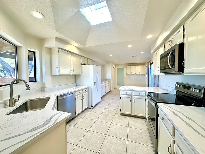 2 bed, 2.0 bath, 2112 sqft, $2,750 — Photo 4