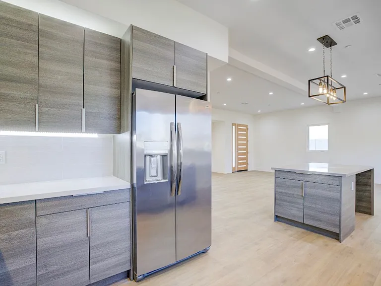 5639 Riverton Ave — Photo 7