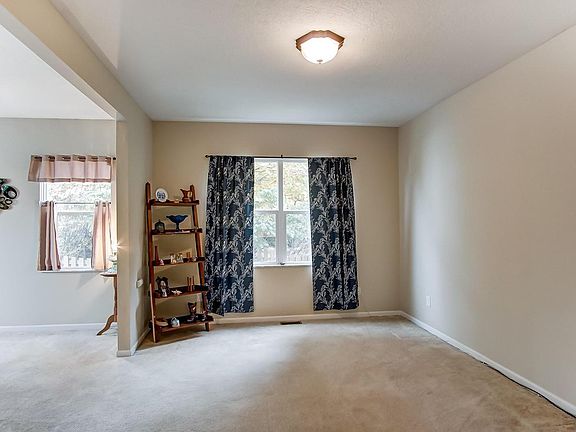 4th image of 15 Burreed Ct