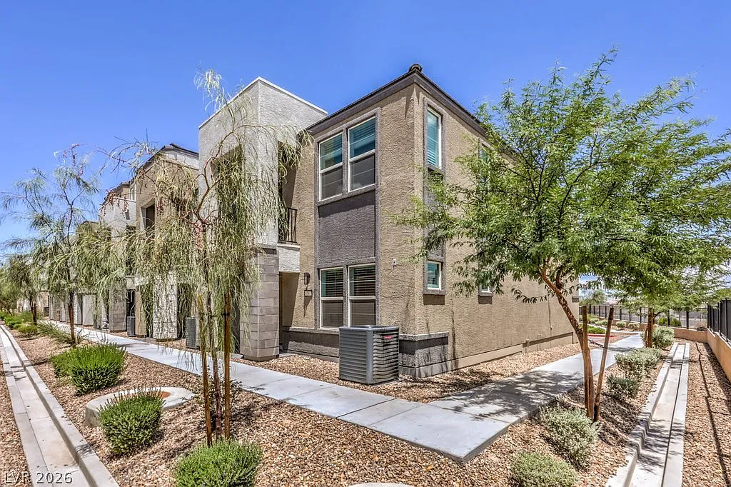 3 bed, 2.0 bath, 1364 sqft, $2,222 — Photo 2
