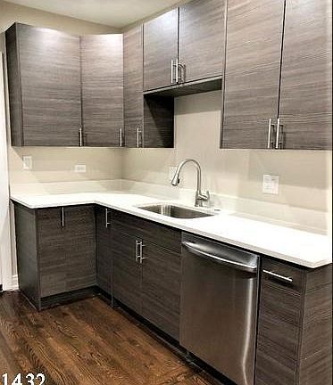 3rd image of 1432 W Farragut Ave #1613
