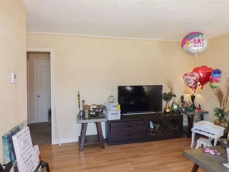 2614 E Shadybrook Ln — Photo 8