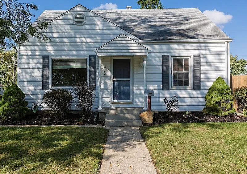 3390 Woodlawn Ave photo 1