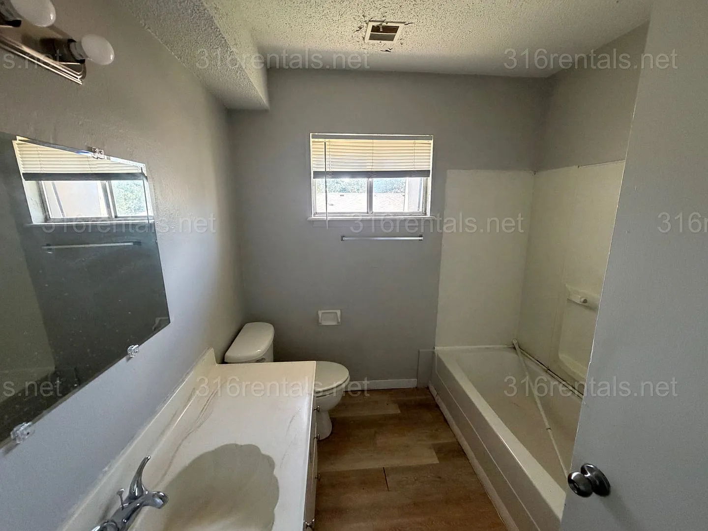 $850- 2 bed 1 bath - Townhomes — Photo 4