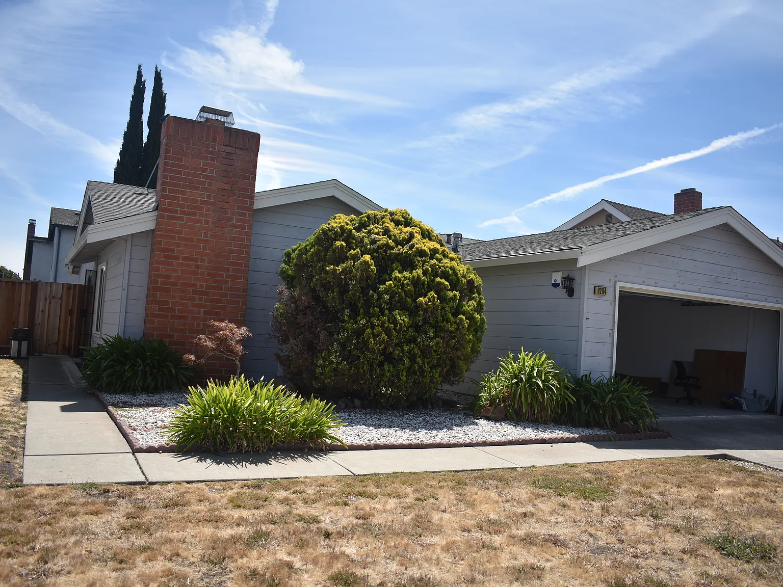 3 bed, 1372 sqft, $4,200 — Photo 1
