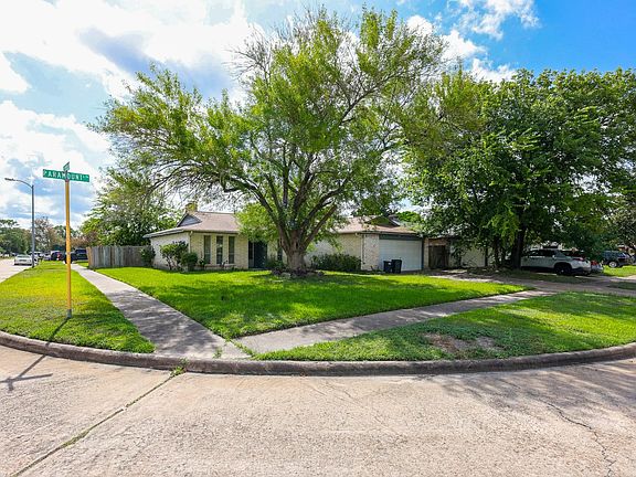 3rd image of 11938 Paramount Ln
