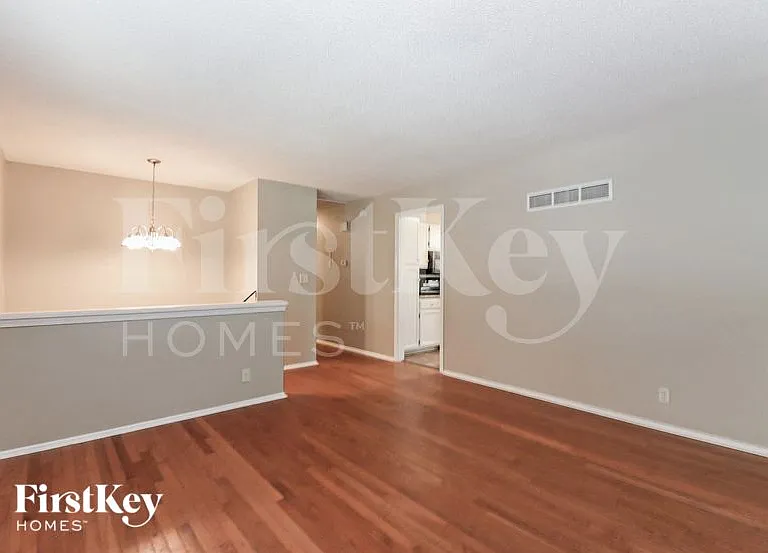 518 S Adams St — Photo 2
