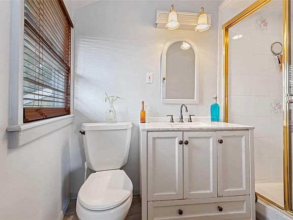 3rd image of 28 Woodridge Ln