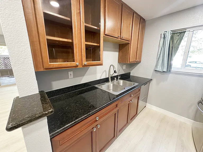 1076 Yarwood Ct — Photo 10