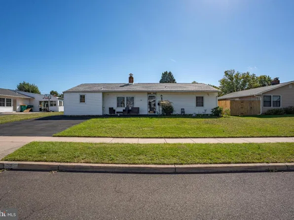36 Elm Ln, Levittown, PA 19054