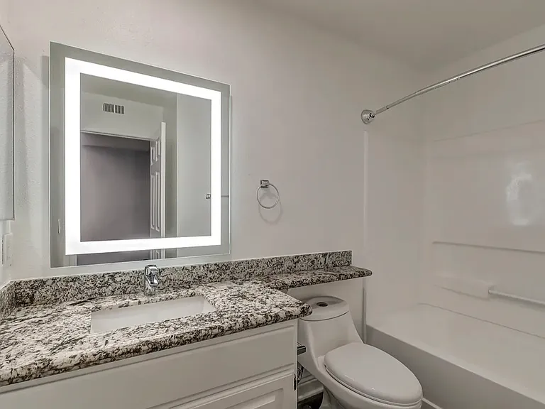 Vista Springs Apartments — Photo 37