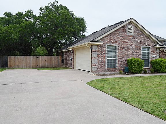 2nd image of 1403 Saxon Cir