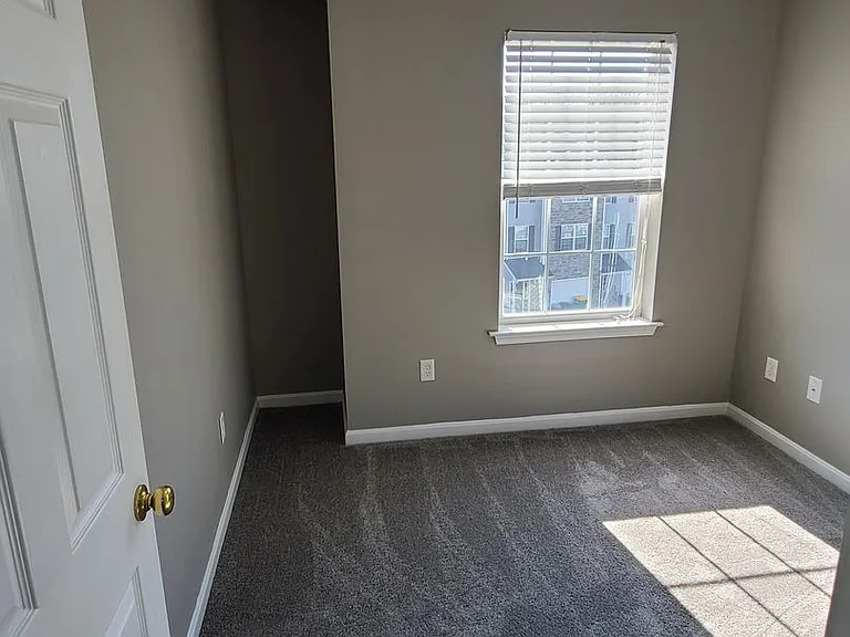 230 Crown Ct — Photo 40