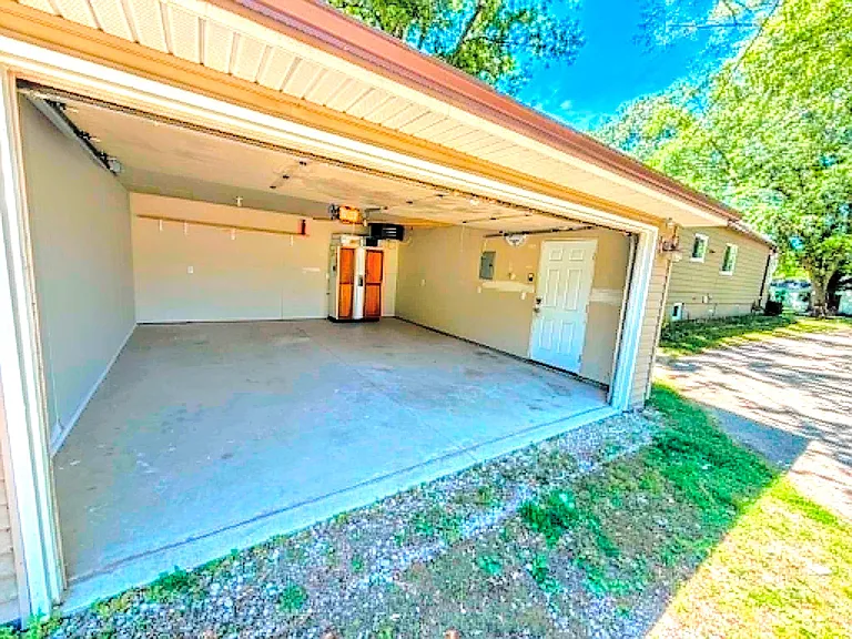 15460 Brookfield St — Photo 25