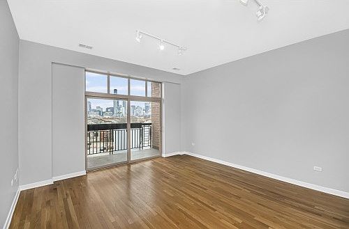 2nd image of 1935 S Archer Ave APT 516