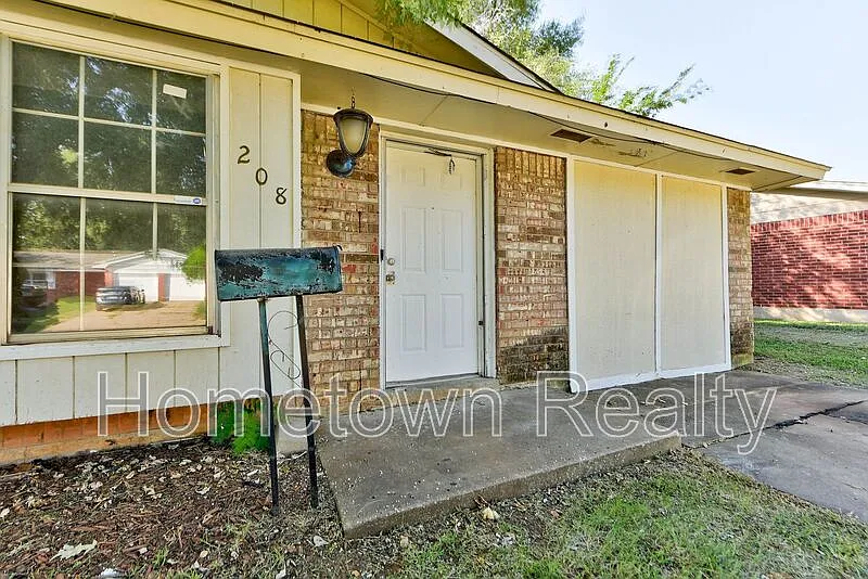 3 bed, 1.0 bath, 891 sqft, $1,099 — Photo 4