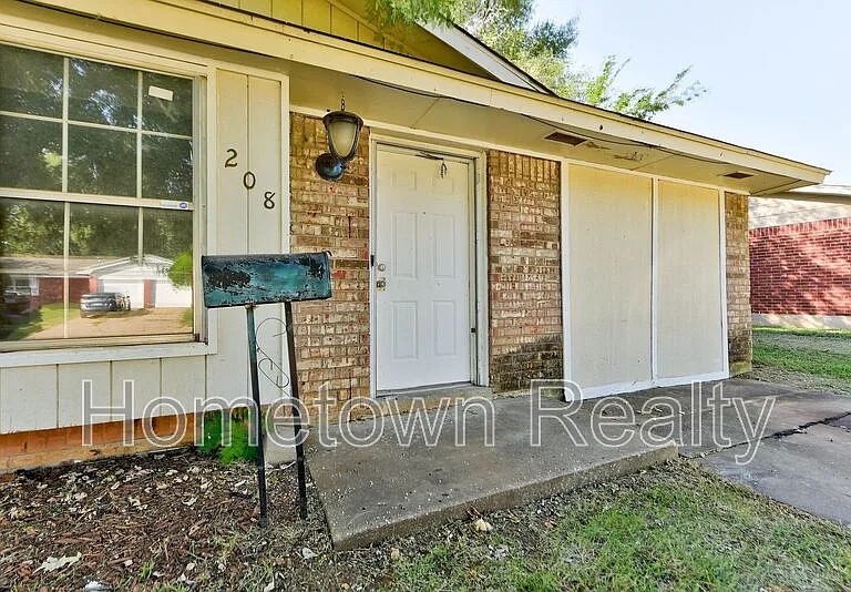 208 W Shadywood Dr — Photo 1