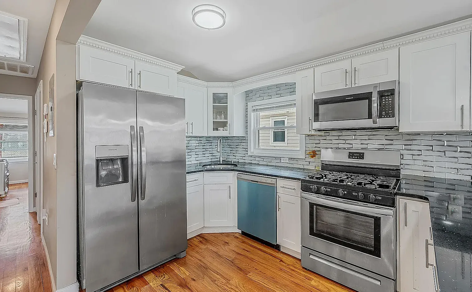 3 bed, 1200 sqft, $3,500 — Photo 3