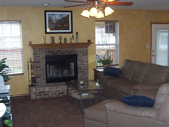 Living room w/fireplace