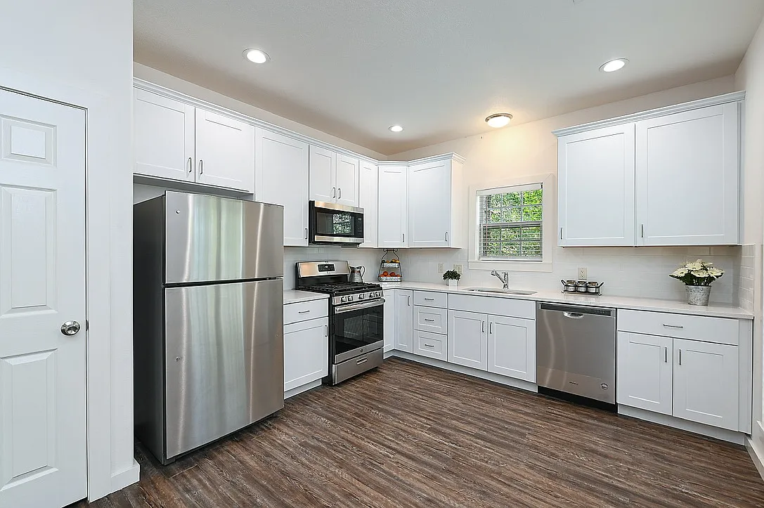 2 bed, 950 sqft, $1,675 — Photo 3