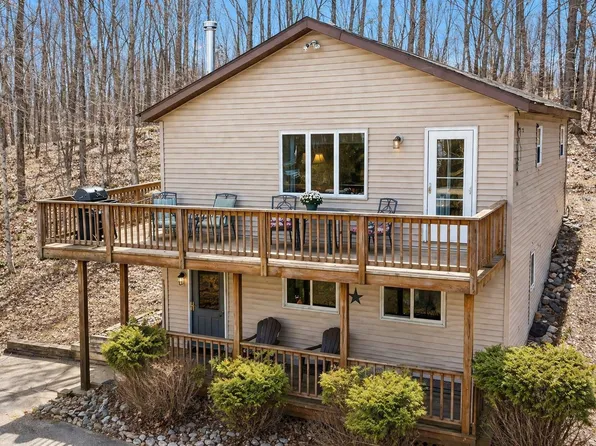 W16468 S Hilbert Dr, Armstrong Creek, WI 54103