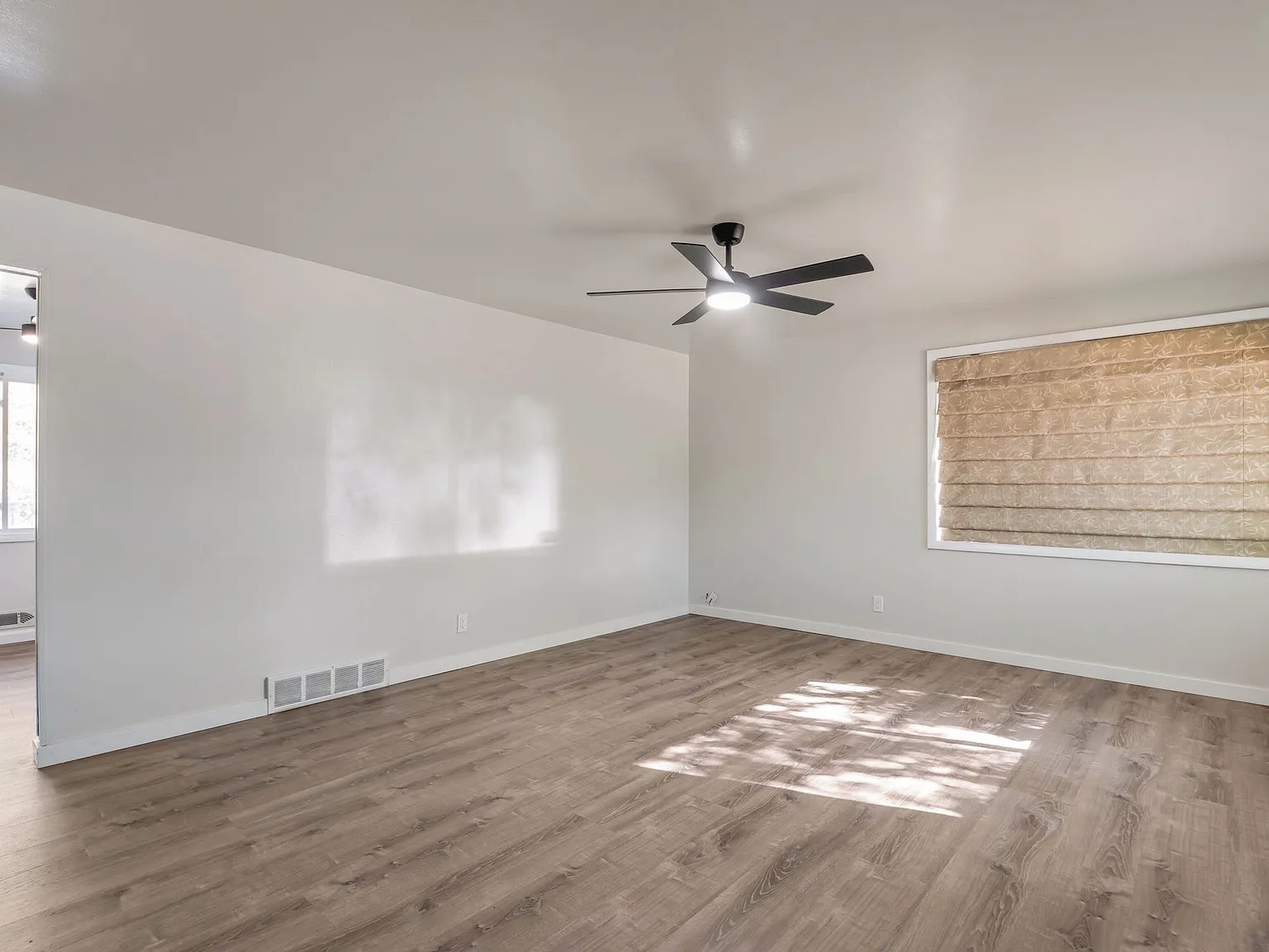 5 bed, 2025 sqft, $2,900 — Photo 3