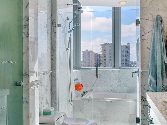 5th image of 17475 Collins Ave #U604