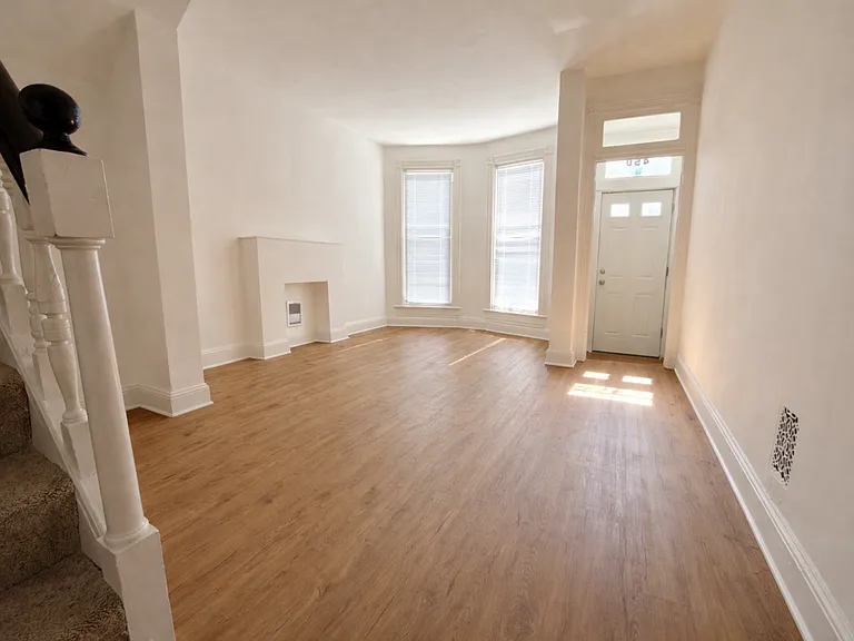 450 E Lorraine Ave — Photo 3