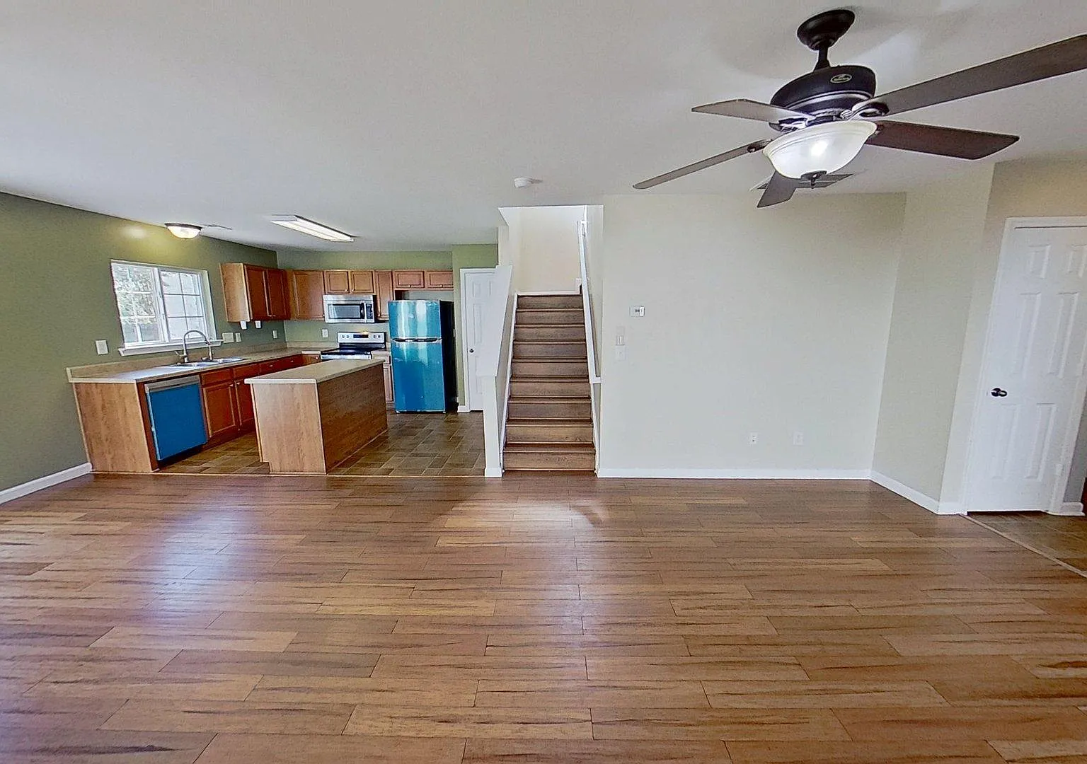 3 bed, 2.5 bath, 1406 sqft, $2,100 — Photo 3