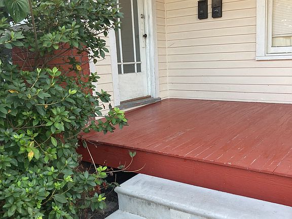 Large front porch area