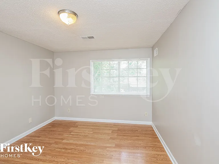 2097 Meadowview Ln — Photo 11