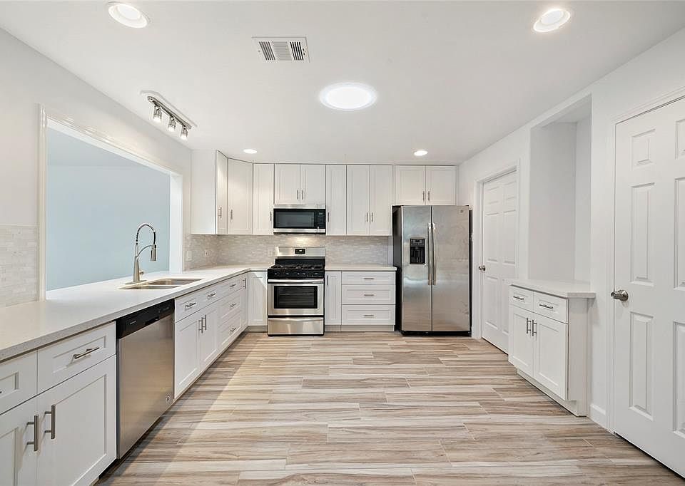 1st image of 914 Coachlight Dr