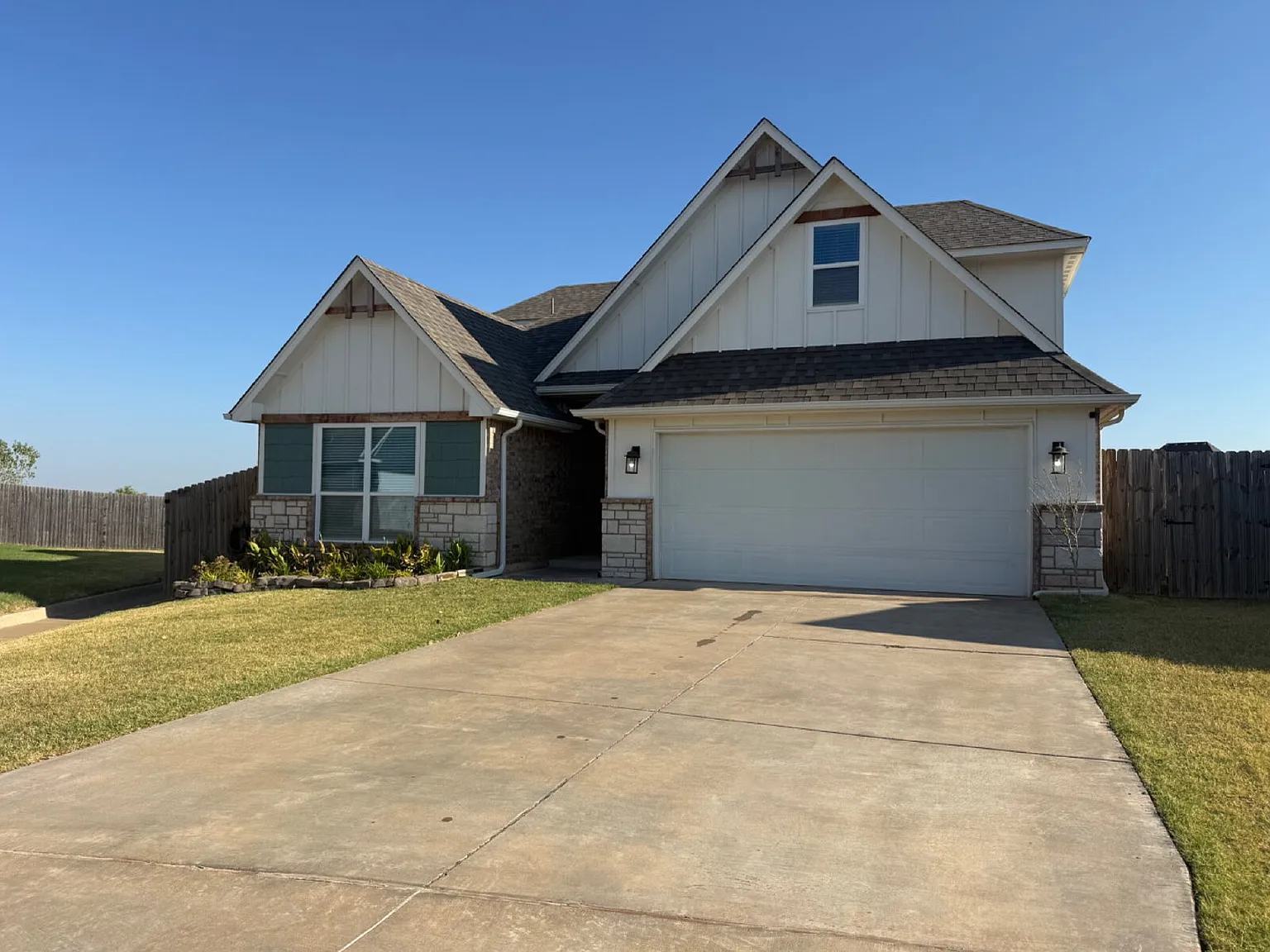 4 bed, 3.5 bath, 2484 sqft, $2,995 — Photo 1