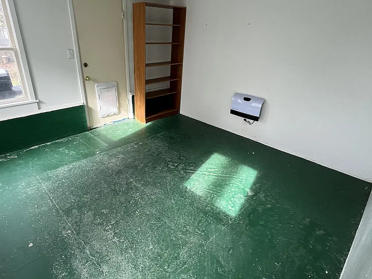109 N B St — Photo 11