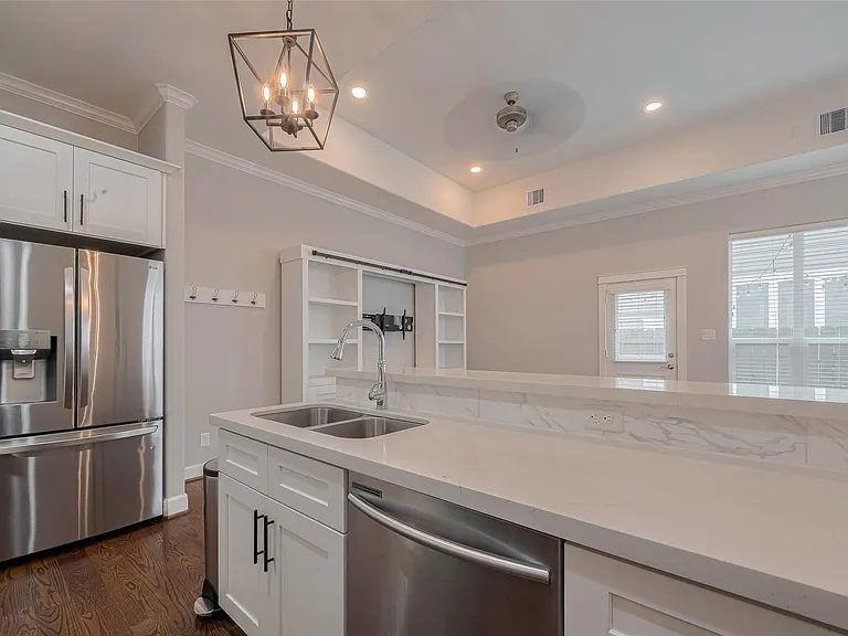 854 W 20th St — Photo 11