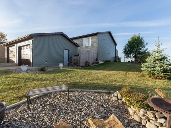 4505 Crown Point Rd NW, Mandan, ND 58554