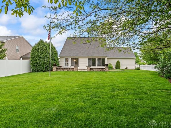 2750 Twin Lakes Dr, Troy, OH 45373