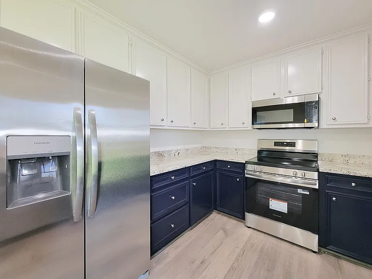 413 S Market St — Photo 12